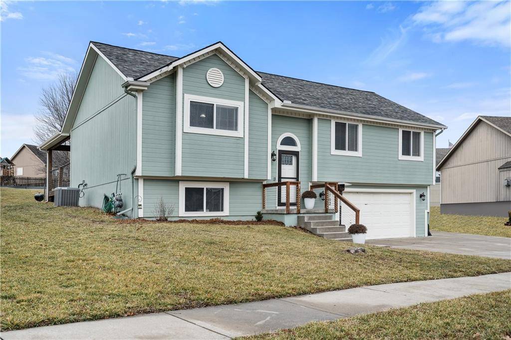 1702 Debrah DR, Kearney, MO 64060