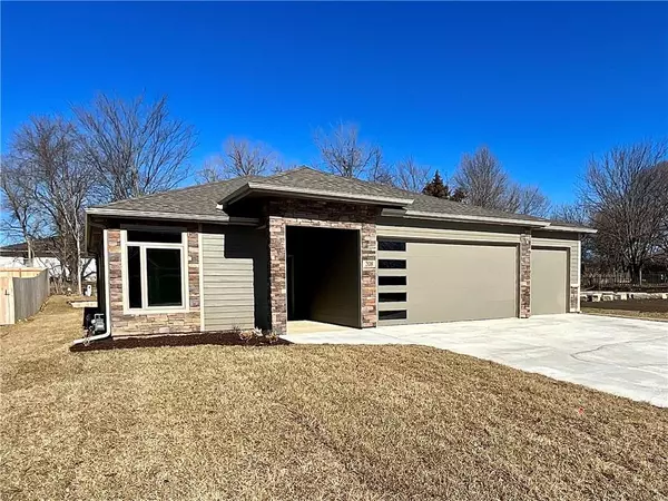 208 Hillside DR, Baldwin City, KS 66006