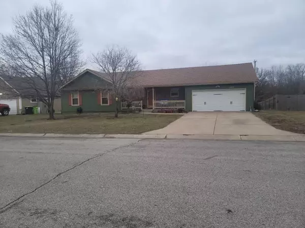 901 Oakwood ST, Harrisonville, MO 64701