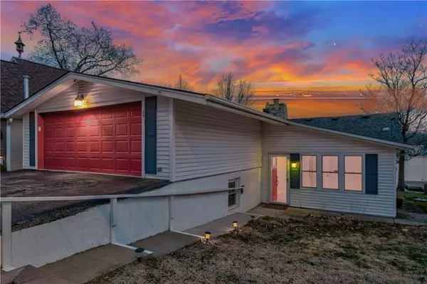 25 Dockside DR, Lake Tapawingo, MO 64015