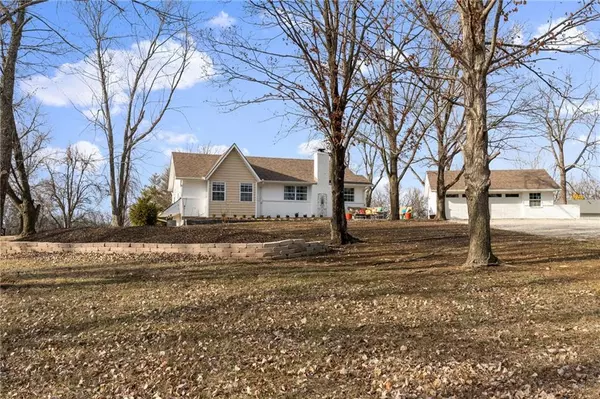 21704 W 220th ST, Spring Hill, KS 66083