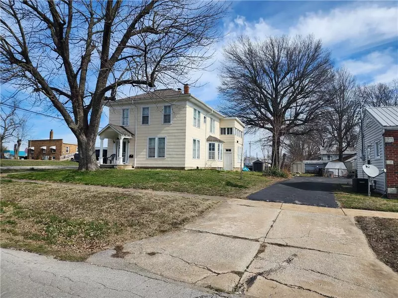 104 E Colt ST, Windsor, MO 65360