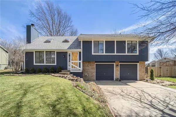 9207 GREENWAY LN, Lenexa, KS 66215