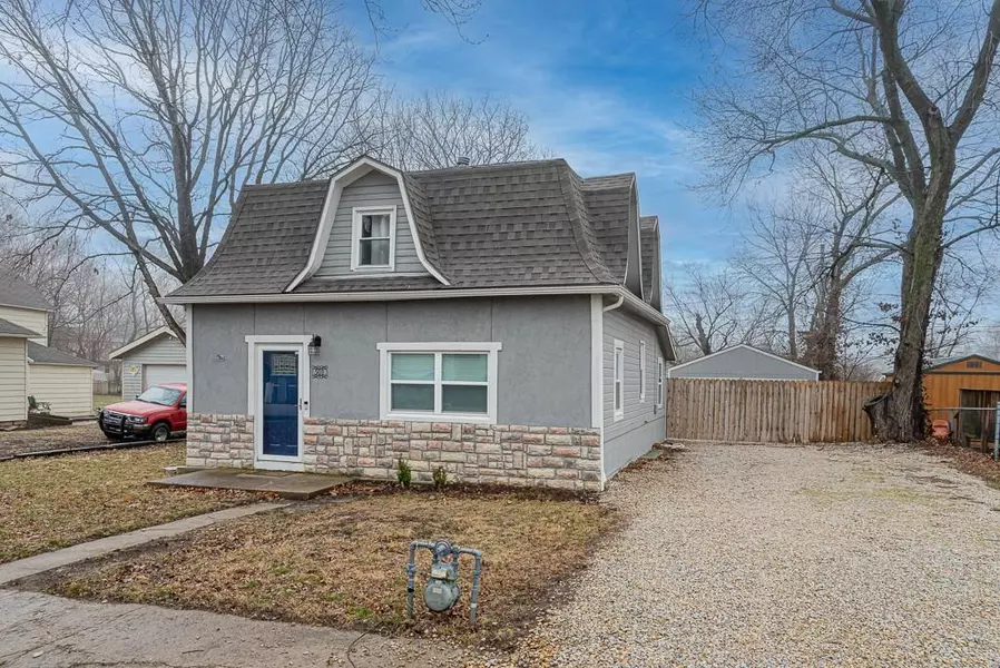 501 E Lucy ST, Mclouth, KS 66054