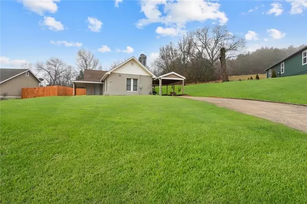 126 Twin Cedar ST, Tonganoxie, KS 66086