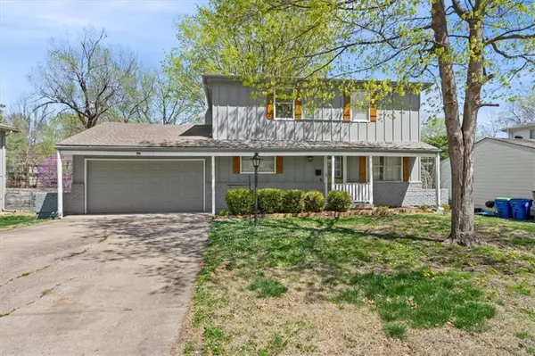 9121 Hayes DR, Overland Park, KS 66212