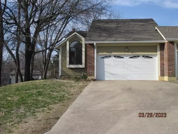 2300 Twin Oaks DR, Harrisonville, MO 64701