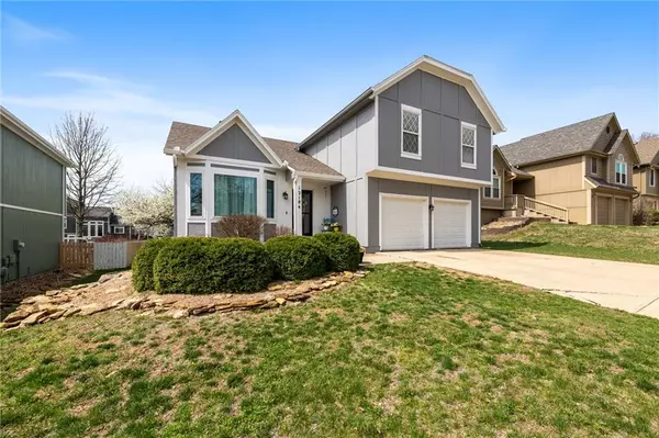 12184 S Tallgrass DR, Olathe, KS 66061