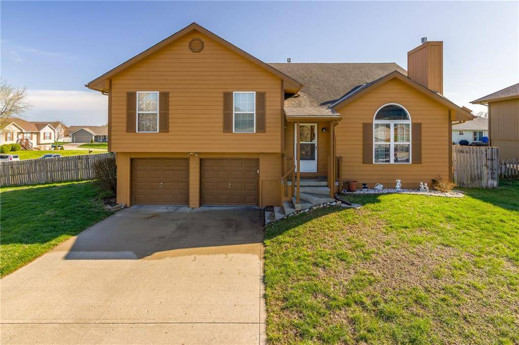 215 E 21st TER, Kearney, MO 64060