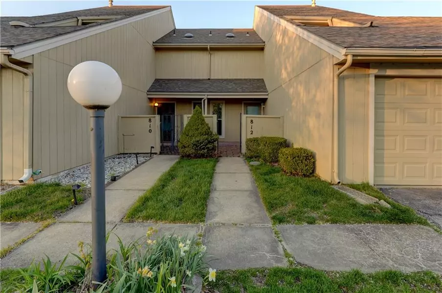 812 E 121st TER, Kansas City, MO 64146