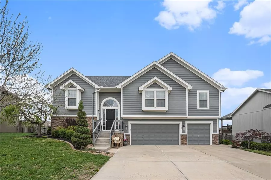 1104 E 15th ST, Kearney, MO 64060