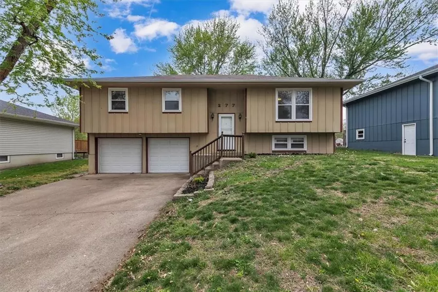 277 Holiday DR, Lansing, KS 66043