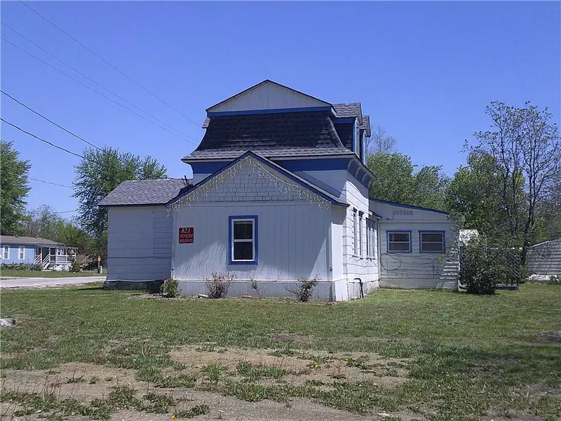 821 N Broadway ST, Lacygne, KS 66040