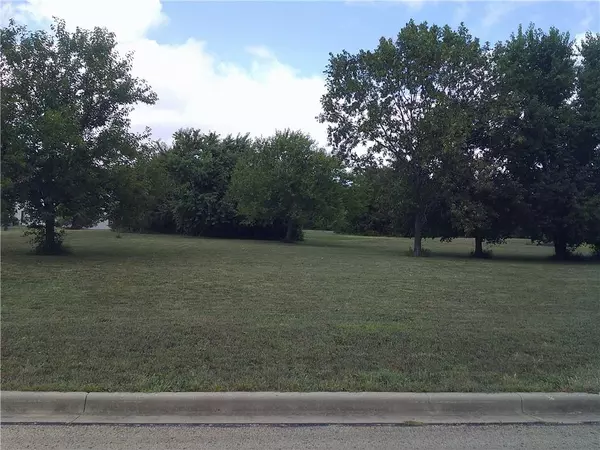 Paola, KS 66071,210 E Sundance DR