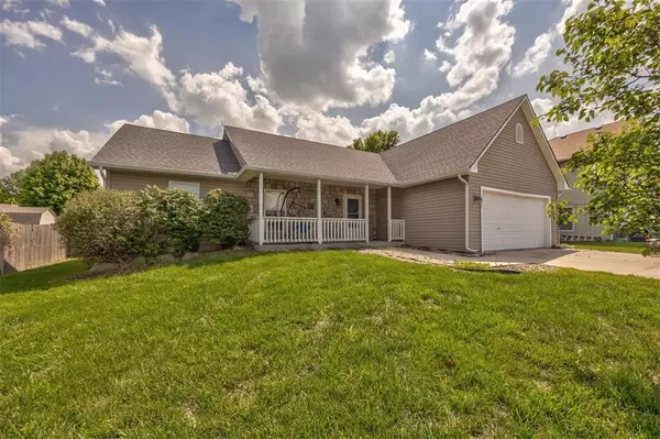 2110 Hidden Valley DR, Tonganoxie, KS 66086