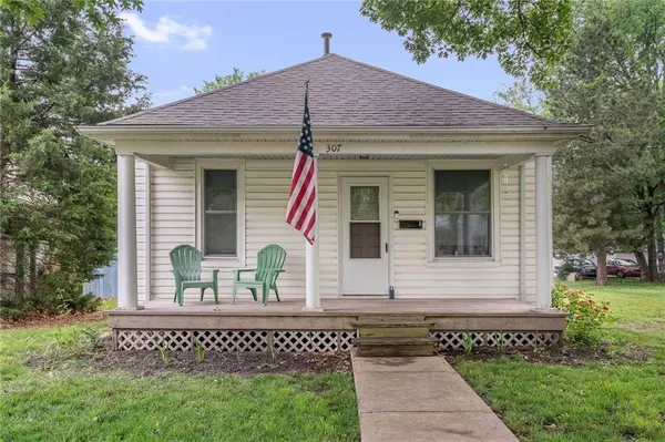 307 E Miami ST, Paola, KS 66071