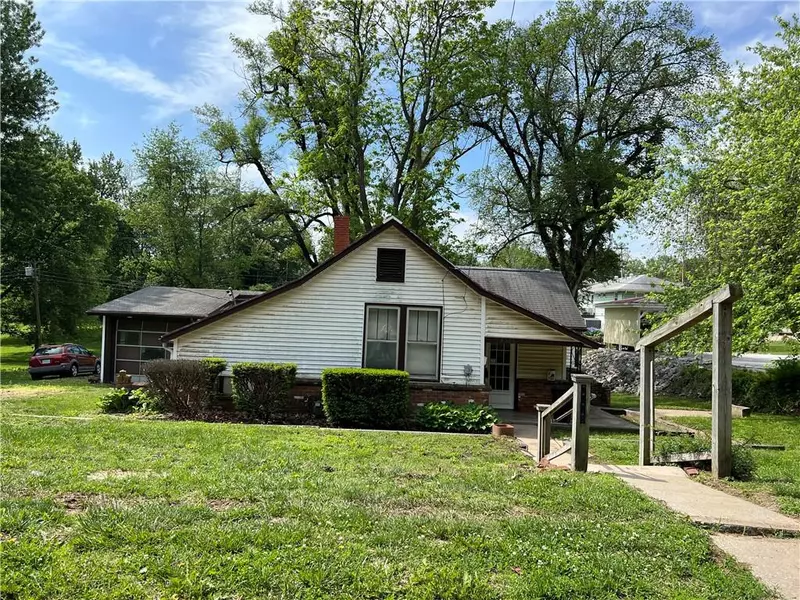 3006 Beck RD, St Joseph, MO 64506