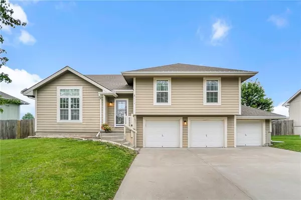 1104 Buttercup ST, Smithville, MO 64089