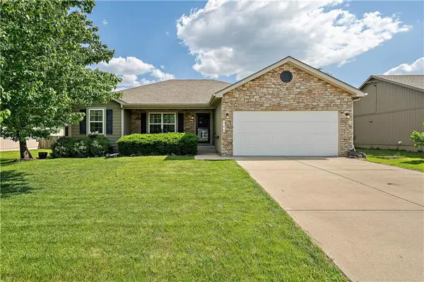 527 E Apache ST, Gardner, KS 66030
