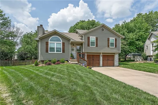 508 HUNTINGTON CT, Greenwood, MO 64034