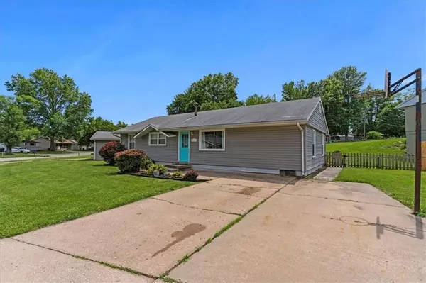 Lansing, KS 66043,521 Caraway PL