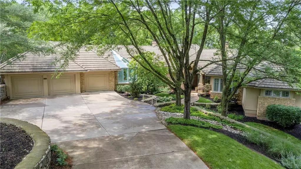 11301 Canterbury CT, Leawood, KS 66211