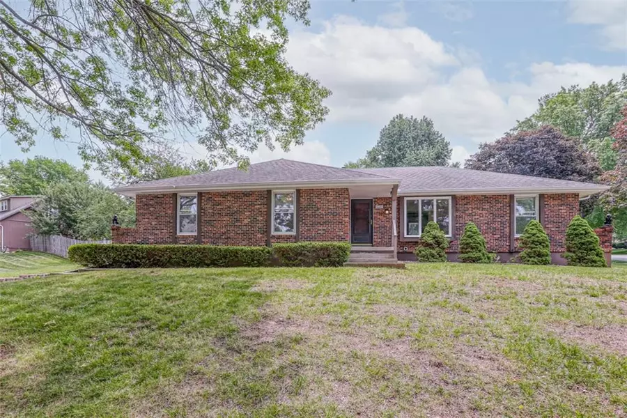 3402 Lake Shore DR, Blue Springs, MO 64014