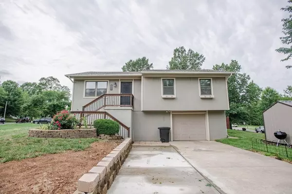 Warrensburg, MO 64093,211 SE 51 RD