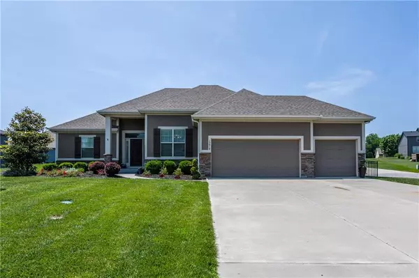 15018 Lakeview DR, Basehor, KS 66007