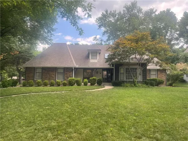 10122 Hemlock DR, Overland Park, KS 66212