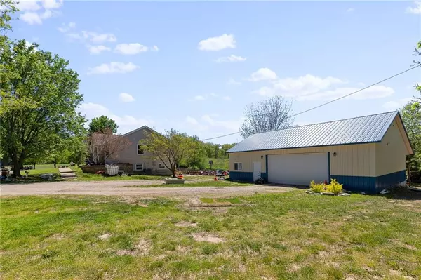 22025 168th ST, Basehor, KS 66007