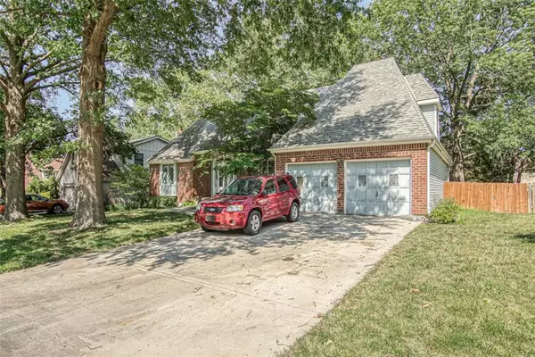 Lenexa, KS 66215,7917 Alden ST