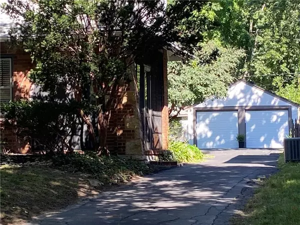 Kansas City, MO 64113,6936 Edgevale ST