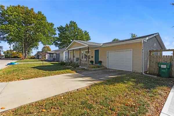 Paola, KS 66071,7 E Park ST