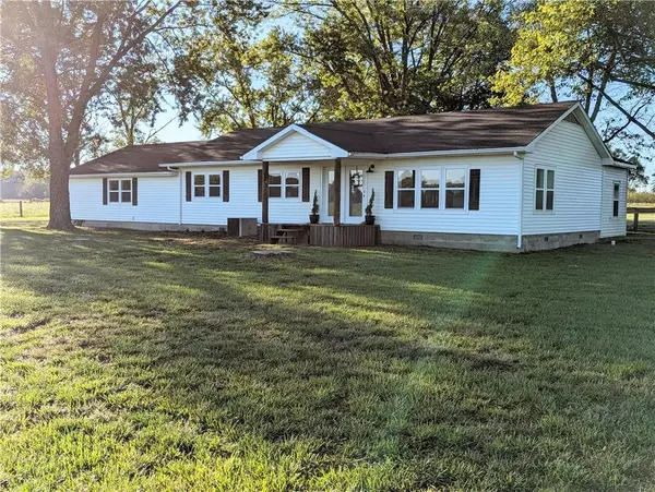 17462 E Tally Bend RD, Nevada, MO 64772