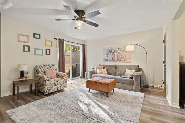 Lee's Summit, MO 64063,209 SW Pinetree LN #B