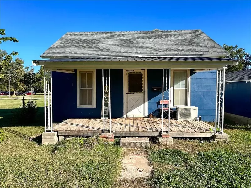 1105 E Oak ST, Columbus, KS 66725