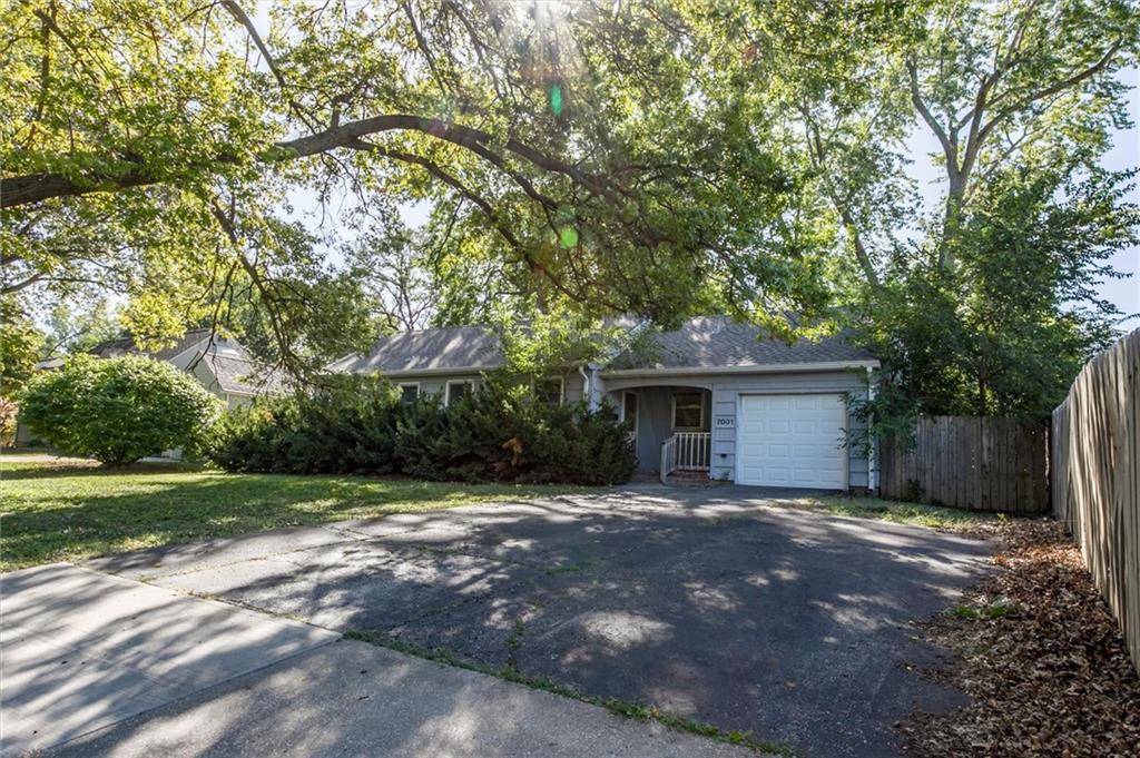 7001 W 77th TER, Overland Park, KS 66204