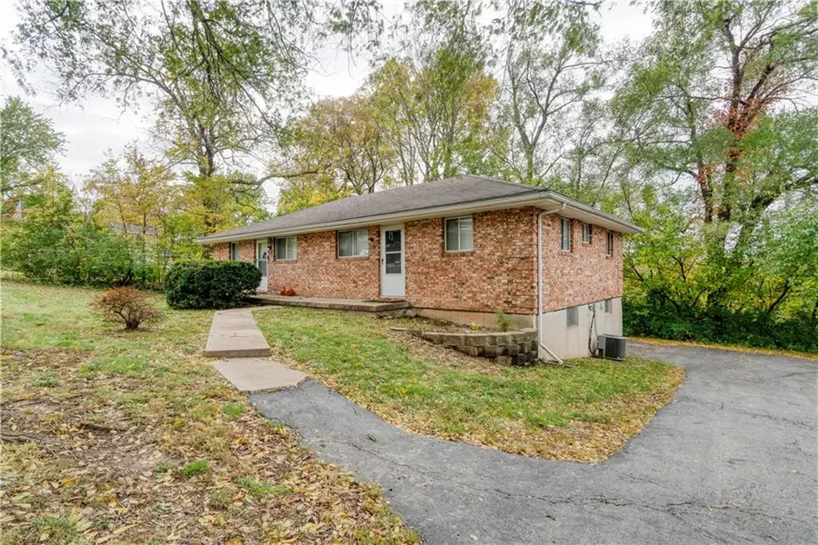 110-112 S High ST, Sugar Creek, MO 64054