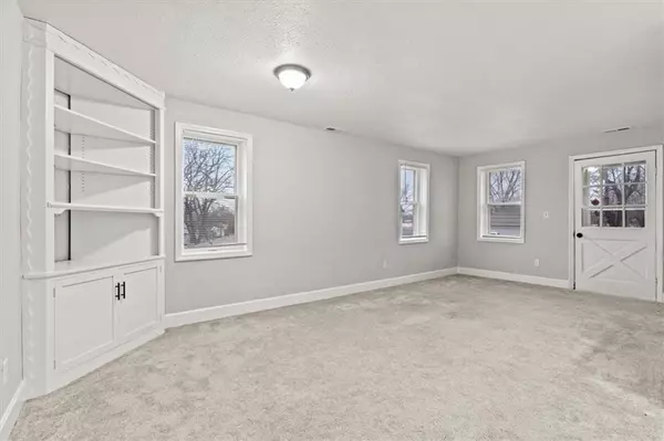 Smithville, MO 64089,403 E Woods ST