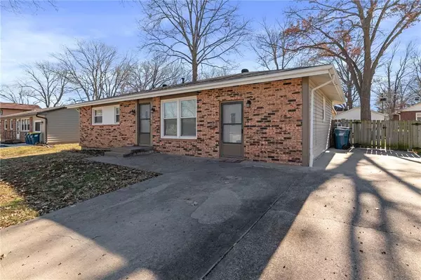 313 Eastwood LN, Liberty, MO 64068