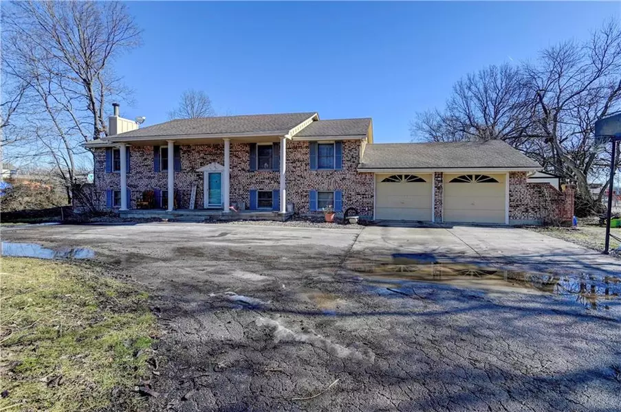 809 Allendale Lake RD, Greenwood, MO 64034