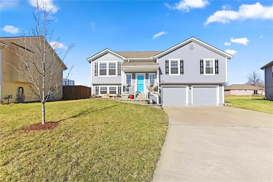 2106 Grant CIR, Greenwood, MO 64034