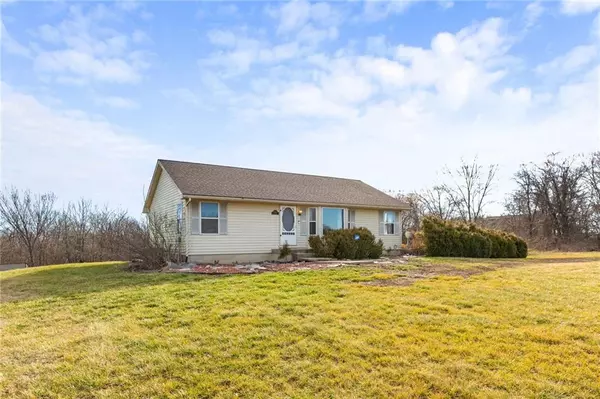 28525 S Bennett RD, Freeman, MO 64746