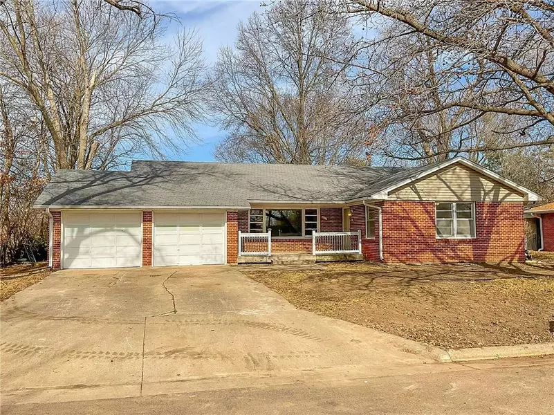 207 Driftwood DR, Sedalia, MO 65301
