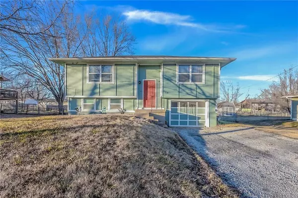 213 Cedarlane DR, Wellsville, KS 66092
