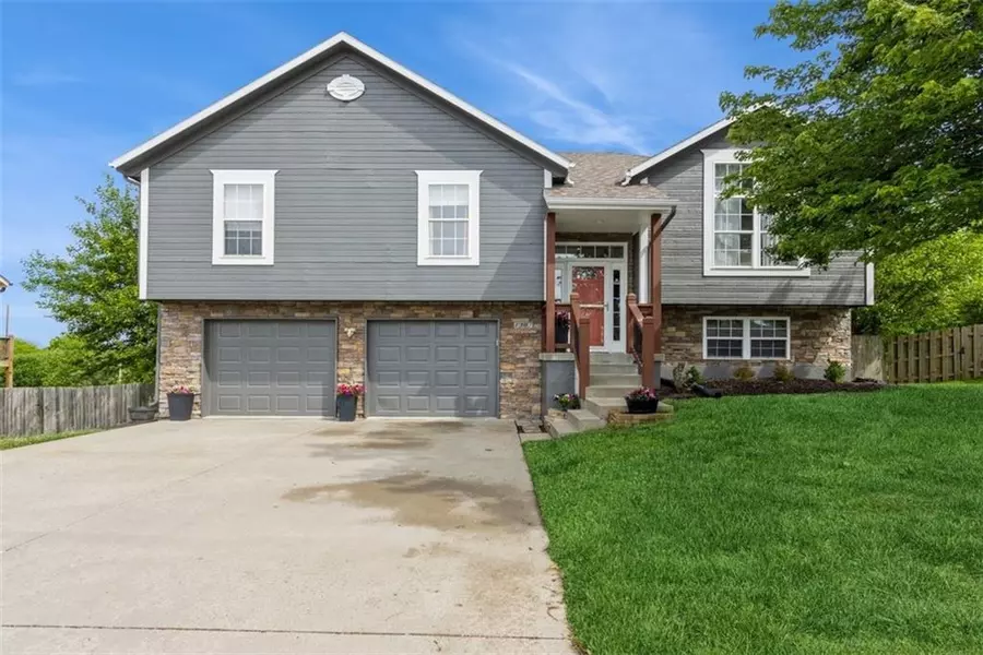 1307 Ridge Tree LN, Pleasant Hill, MO 64080