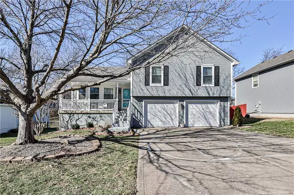 1120 NE Bryant DR, Lee's Summit, MO 64086