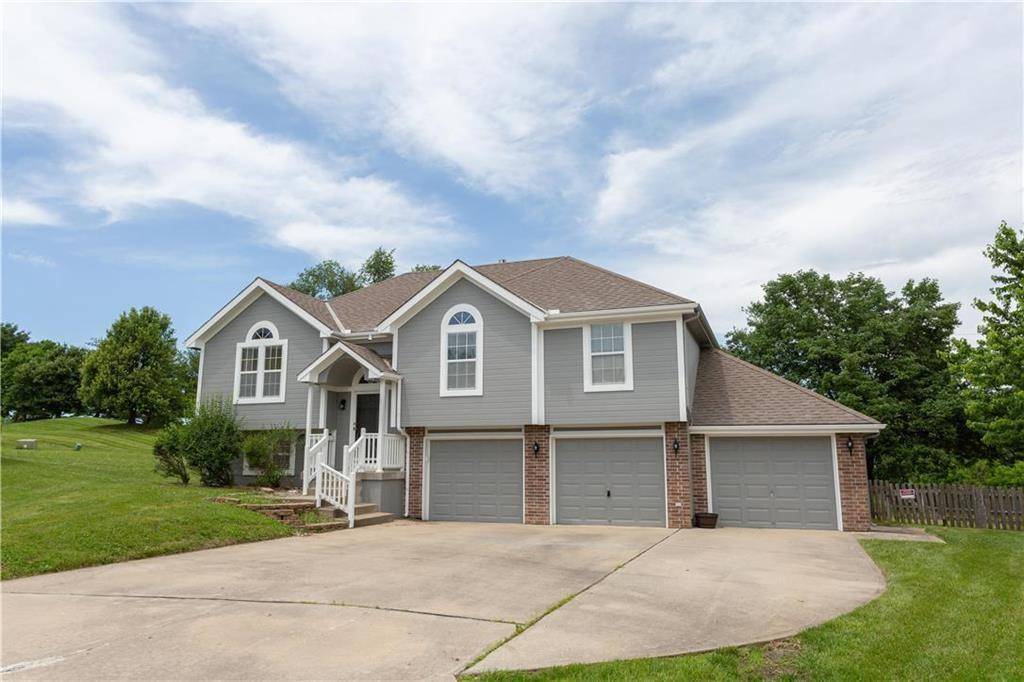 1602 Pine Creek CT, Raymore, MO 64083