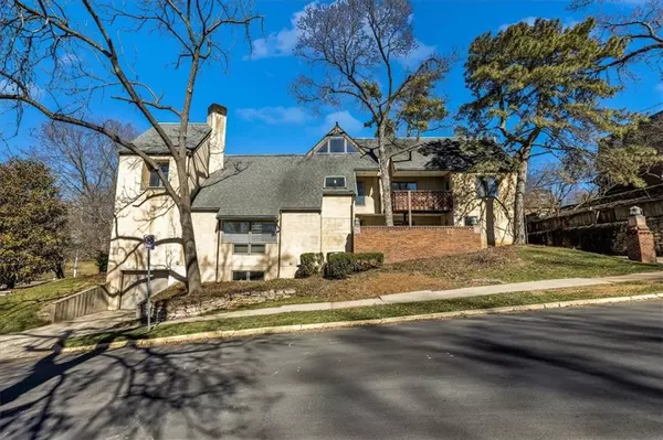 3747 Gillham RD,  Kansas City,  MO 64109